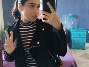 APORTE - Jovencita feliz con la leche sobre su cara - Colombia