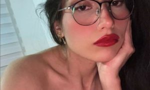 Hermosa mujerzuela de lentes US
