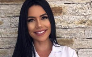 Mi odontóloga me presume sus tetas nuevas