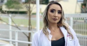 Doctora y su jugoso coño BR