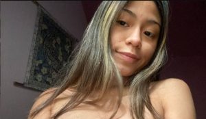 Flaquita sexy de concha grande y jugosa
