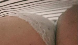 Upskirt a una embarazada con mega culo en la cola del banco