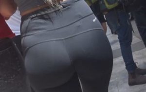 Delicia de cola marcando tanga