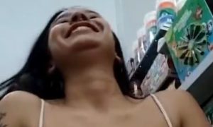Enseñando las tetas en el súper