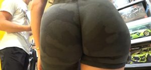 Culazo divino y perfecto en short militar