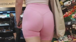 Linda cola en calza y tanga visible