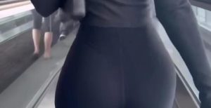 Cola hermosa de rubia en calzas