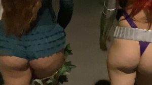 Dos trolas nalgonas en Halloween