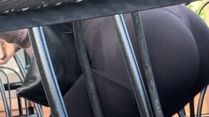 Deliciosa cola en leggins negros