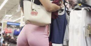Culito de rosa de compras en short