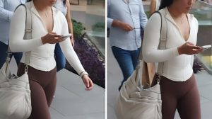 Culona leggins subiendo escaleras electricas