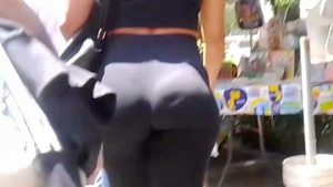 Petisa deliciosa marcando tanga