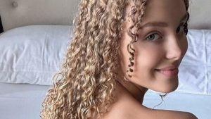 zoe curly