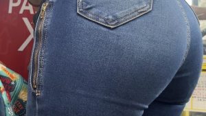 Una milf buenisima en jeans