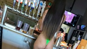 Ojete divino entangado en bar