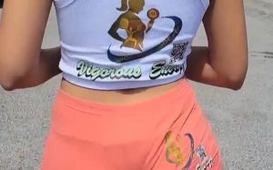 Ojete divino y hermoso en short con tanga
