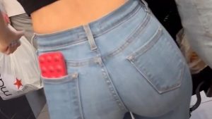 Linda cola de flaca en short vpl