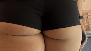 Trola exquisita en short liguero