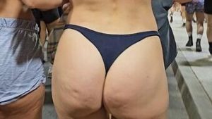 Carrera con delicias en tanga