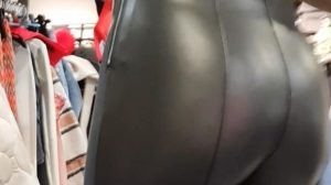 Ojetazo de rubia en jeans cuero