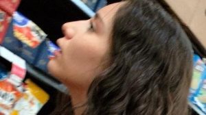 Linda flaca tetona de compras