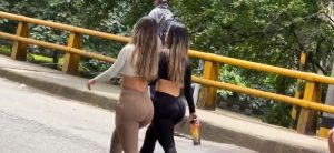 Par de culos soberbios por la calle