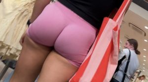 Culo apretado en short rosa
