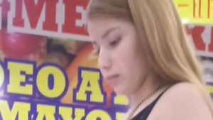 Rubia culona marcando panty
