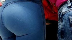 Rubia jeans culo bien parado