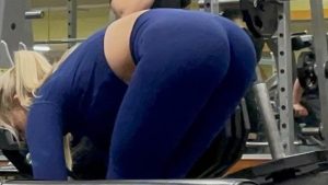 Rubia culona en calza fitness