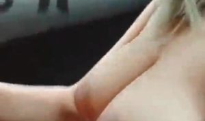 Ensenando las tetas en el uber