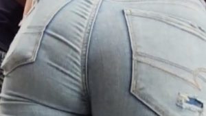 Rica cola enfundada en jeans