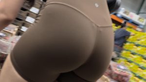 Linda cola marcando tanga