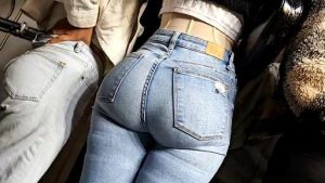 Rica nalgona en jeans ajustados