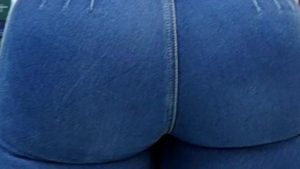 Variado de colas en jeans ajustados