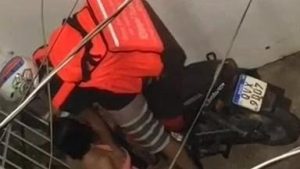 Esposa puta así paga la comida al repartidor. Amateur real