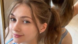 teen spread pussy - 7